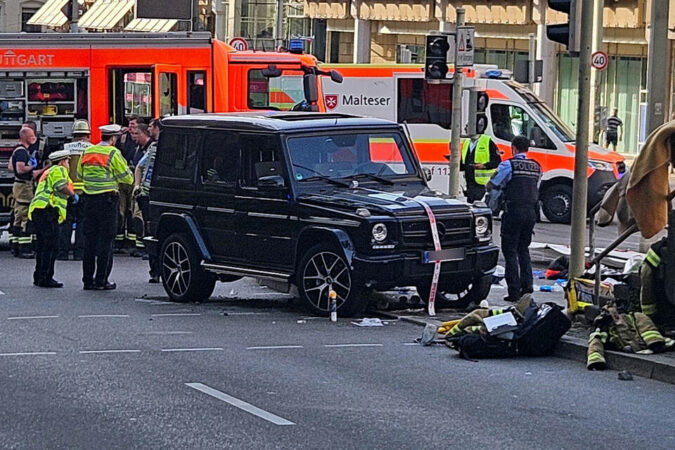 Auto Fährt In Personengruppe