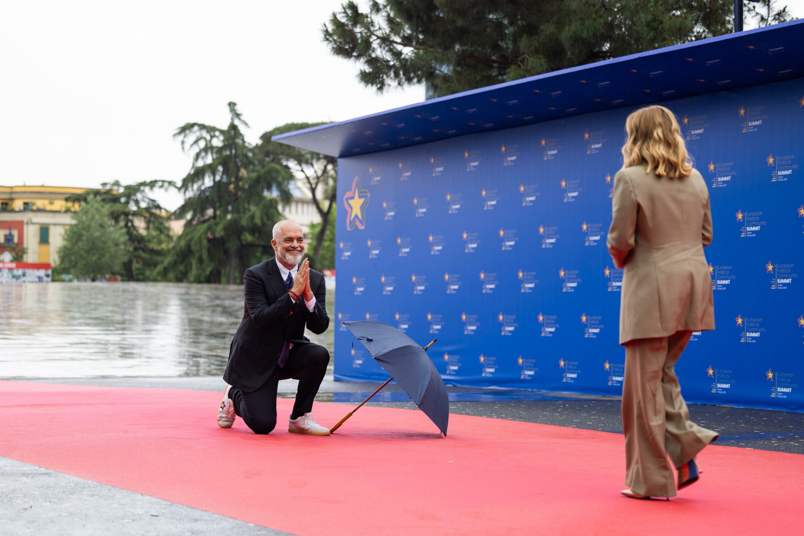 European Political Community Summit/ Meloni arrives on the red carpet ...