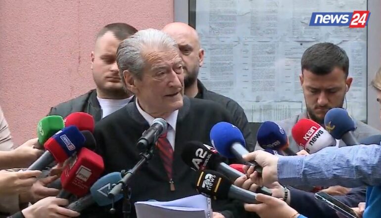 Sali Berisha Paraqitet Ne Spak