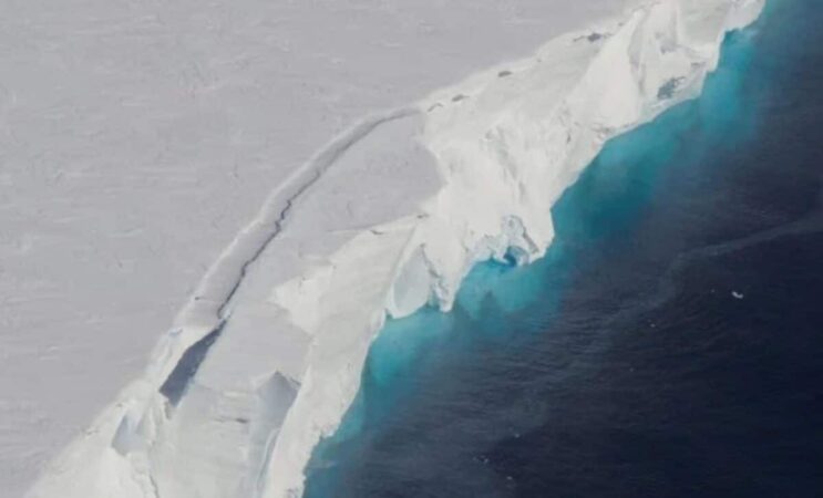 Scientists Uncover A Mysterious Phenomenon Speeding Up Antarcticas Doomsday Glacier Meltdown 1200x727
