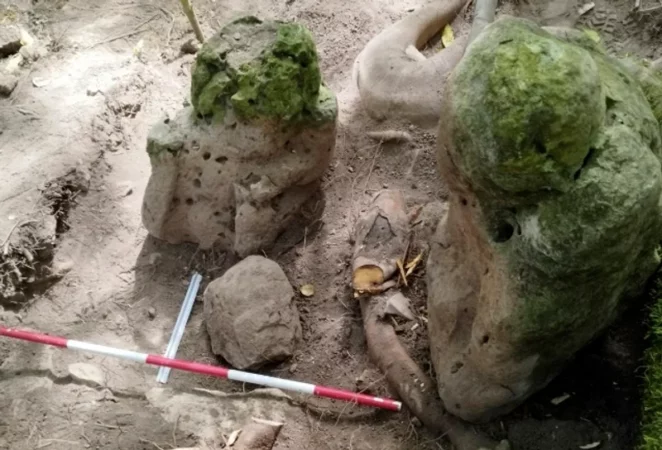 The Two Sculptures That Represent A Couple