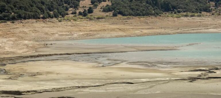 Diga Mornos Në Athinë E Prekur Nga Thatësira