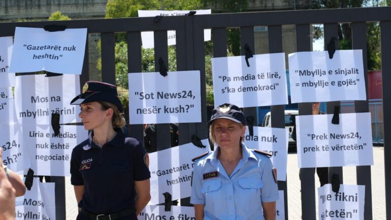 Gazetaret Protestuan Per Bllokimin E Sinjalit Te News 24 Dhe Ndalimin E Punes Se Redaksive Te Fokus Media Grup. Foto Nensi Bogdani 1140x641