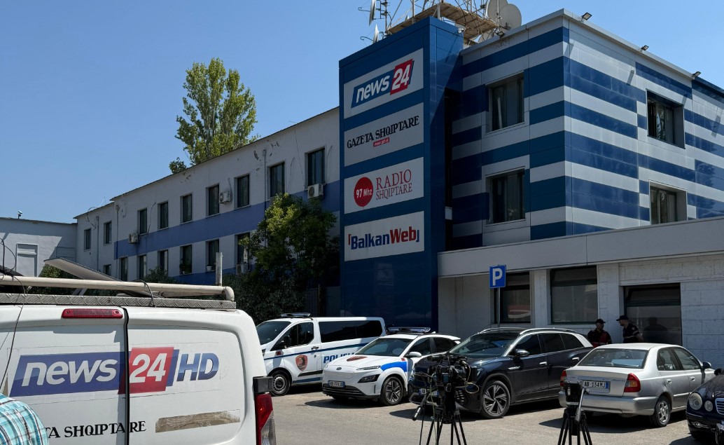 progres-raporti-per-shqiperine-be-denon-sulmin-ndaj-news24-gazetaret-e-4-mediave-u-ndaluan-nga-autoritetet-te-hynin-ne-redak