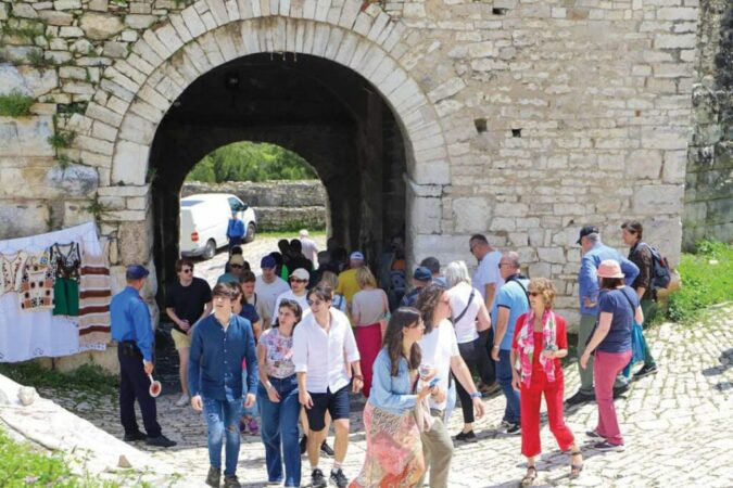 Turiste Tirane Kala Monumente Turizem Kulturor 1184 1024x683