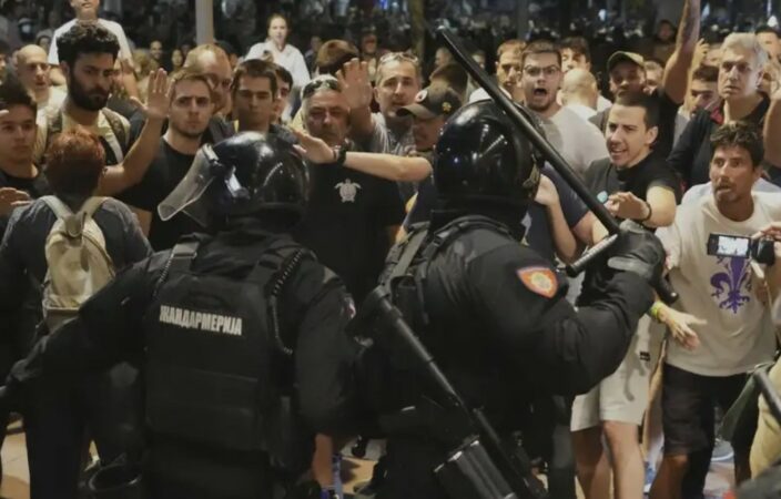 Vucic Serbi Protesta