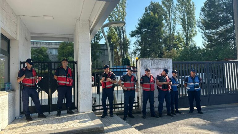 Policia e rreshtuar News24