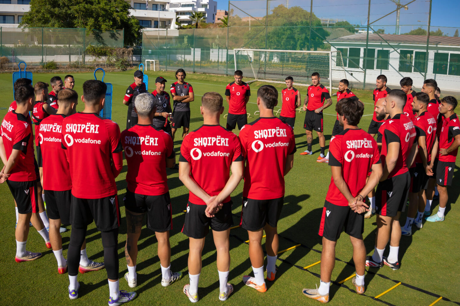 Kombëtarja vijon përgatitjet për miqësoren me Gjibraltarin. Largohet Kastrati i dëmtuar, ftohet Simon Simoni