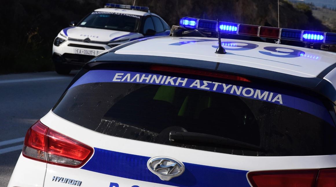 E rëndë  75 vjeçari godet me thikë në qafë vajzën e tij