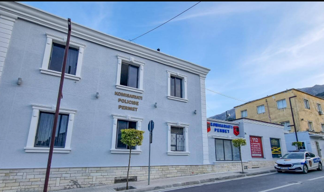 Policia Permet
