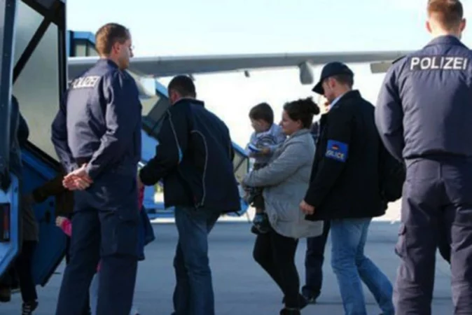 822 Persona Që Jetojnë Ilegalisht