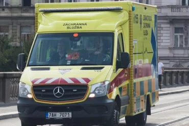 Treni I Pasagjerëve Del Nga Shina