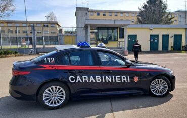 Auto 112 E Carabiniere Davanti Al Carcere Di Reggio Cc 1050x664