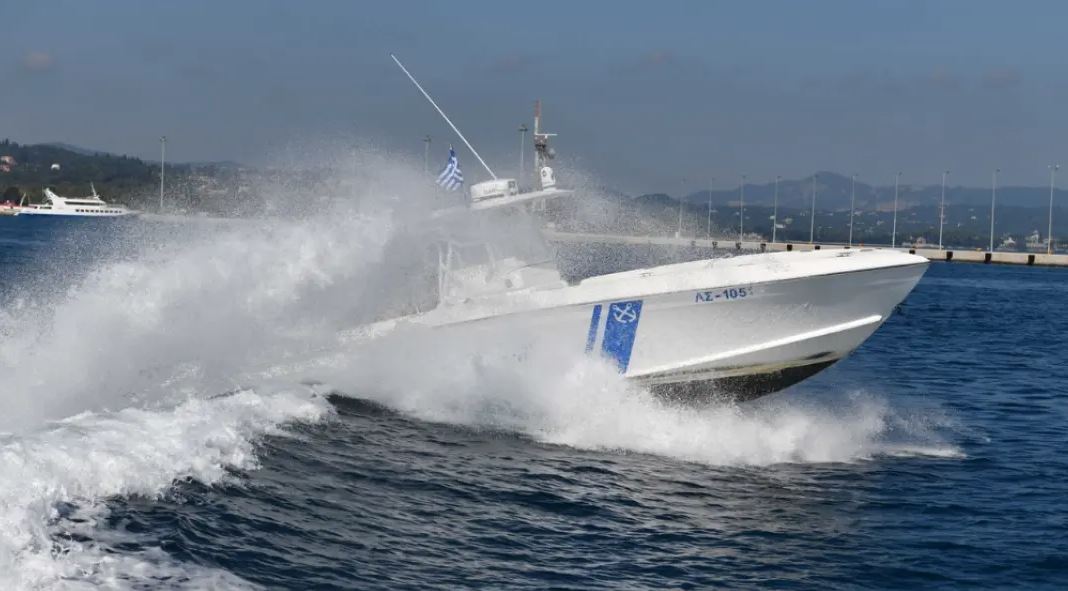 po-udhetonin-me-nje-gomone-shpetohen-57-emigrante-te-paligjshem-ne-bregdetin-grek