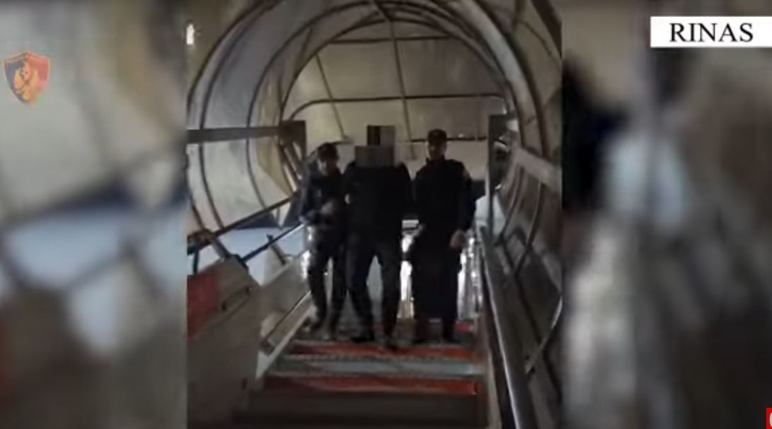 EMRI  Rinas  arrestohen 3 persona të shpallur në kërkim  Ishin dënuar në Shqipëri për trafik të drogës