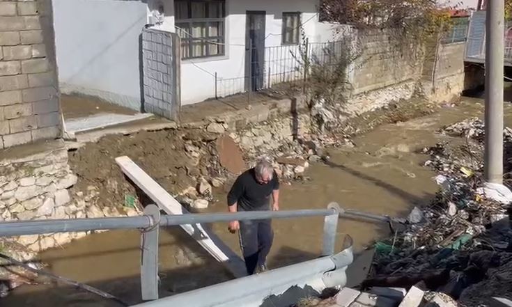 Reshjet intensive  pushtojnë  qarkun e Korçës  Pogradeci e Maliqi bashkitë më të goditura  dëmtohen dhjetëra banes   