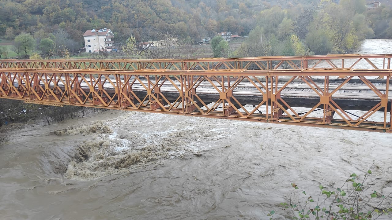 Moti i keq  Fshati Xhyrë në izolim total  shembet këmba e urës mbi Shkumbin