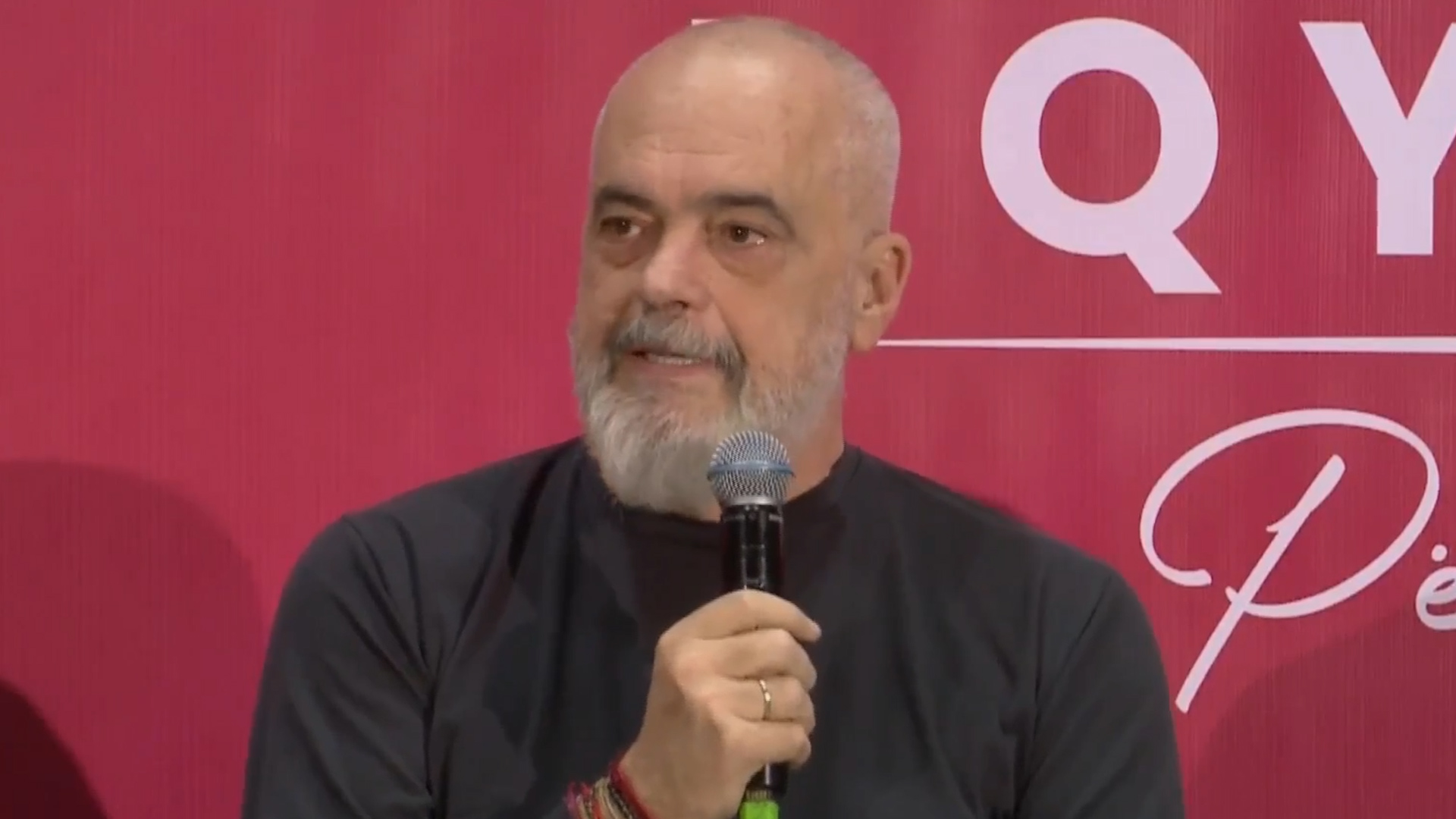  Fiks si mbledhjet e Enverit  poshtë komunizmi   Rama i përgjigjet komentuesit  Idiot komplet  Sa të ketë tipa si ju 