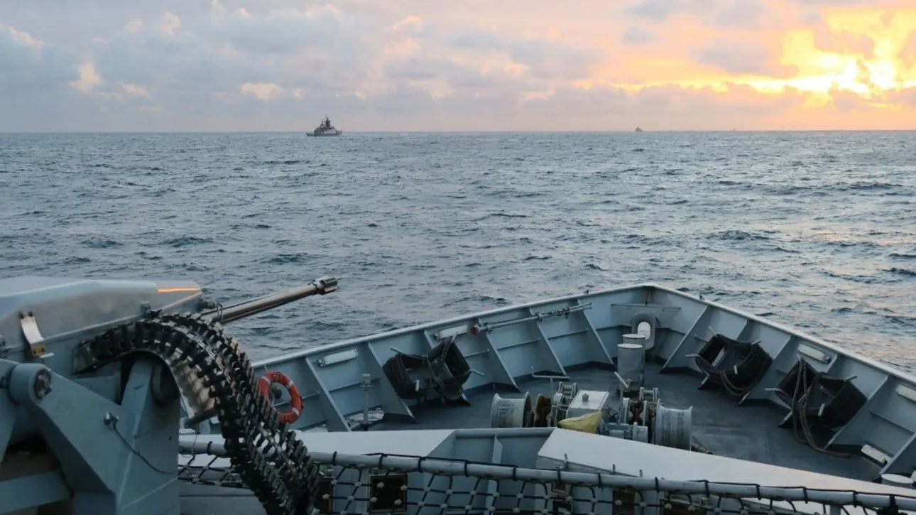 leviznin-ne-ujerat-territoriale-britanike-marina-mbreterore-ndalon-dy-anijet-ruse