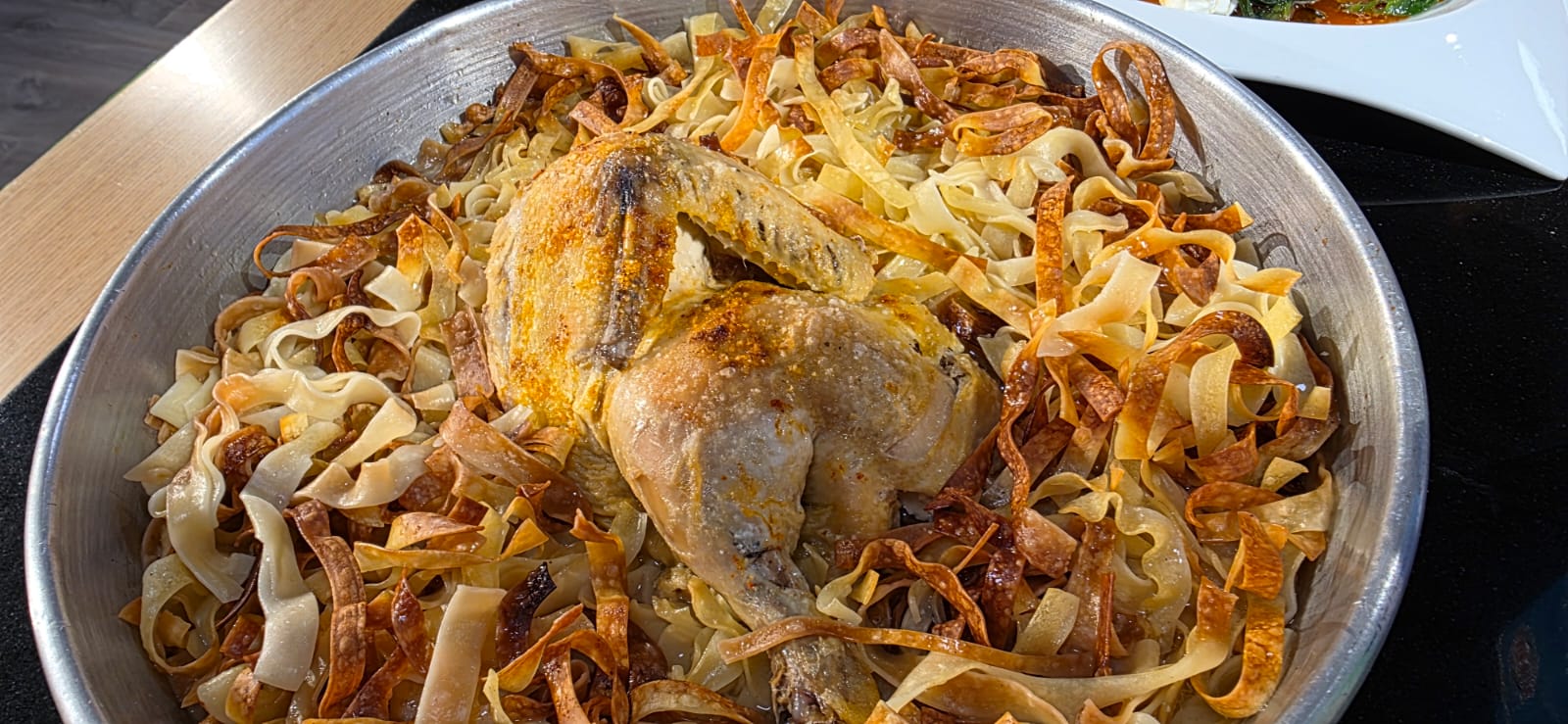 pule-me-jufka-byrek-tradicional-me-presh-dhe-sallate-me-lakra-e-djathe-receta-e-dites