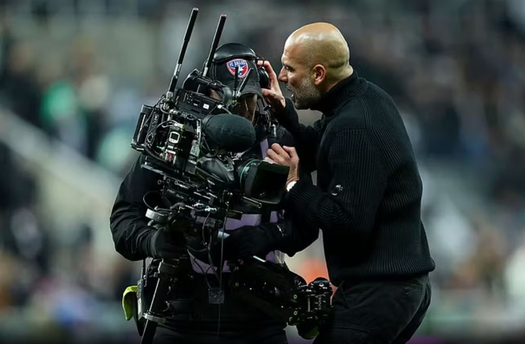 FOTO/ Humbja ndaj Newcastle “tërbon” Guardiola-n, kapet me kameramanin