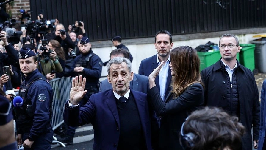 Pas 20 ditëve në burg, Gjykata e Parisit shpall lirimin me kusht për Sarkozy