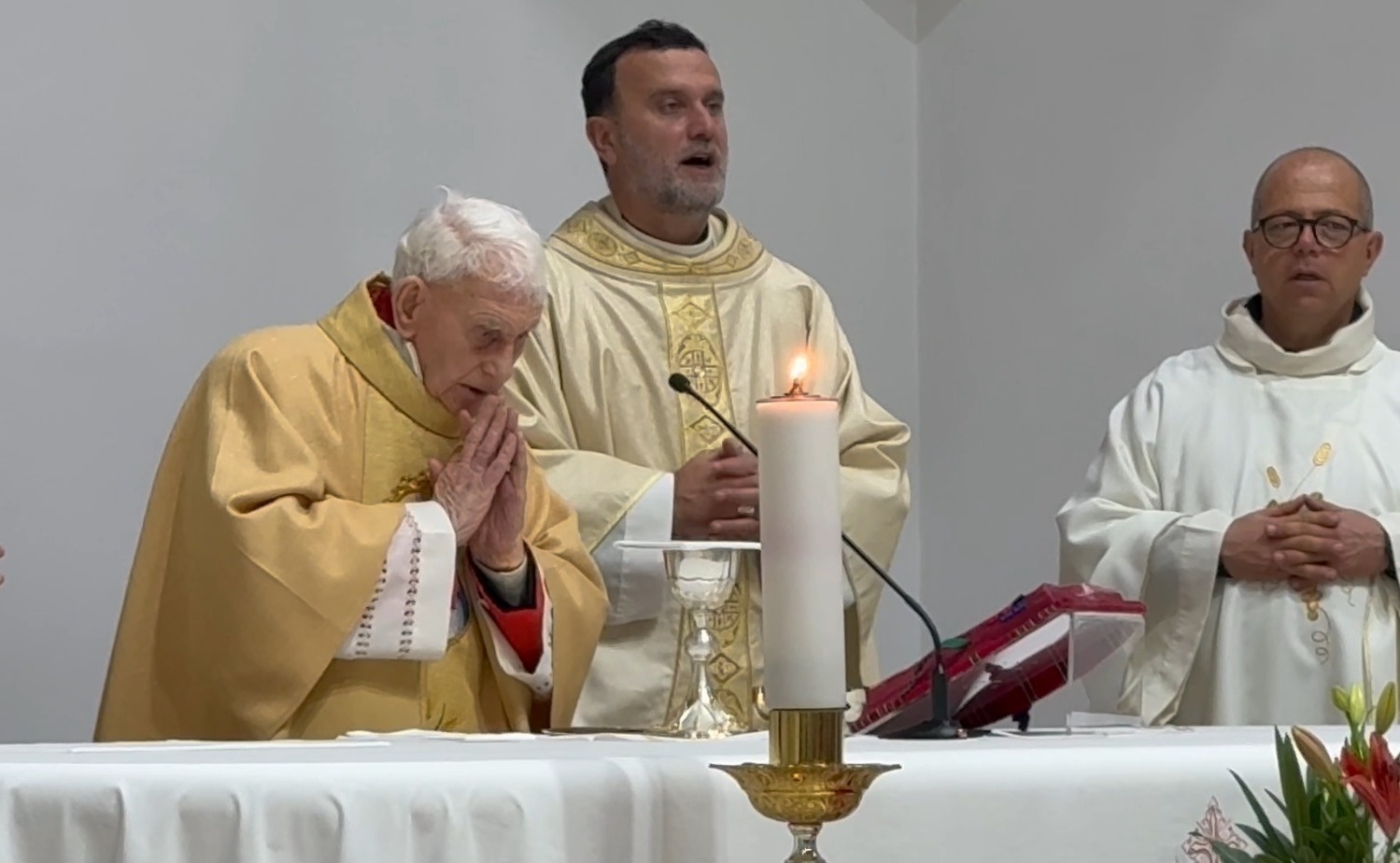 Kardinali i Nderit i Vatikanit  Ernest Simoni Troshani mban meshë të shenjtë në Katedralen e Rrëshenit  Lidhni kurorë  martesa   
