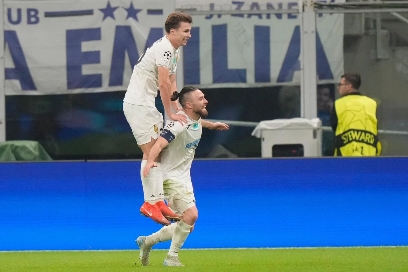 i-shenoi-gol-zikalterve-mesfushori-i-kairat-almaty-interi-mund-te-fitoje-champions