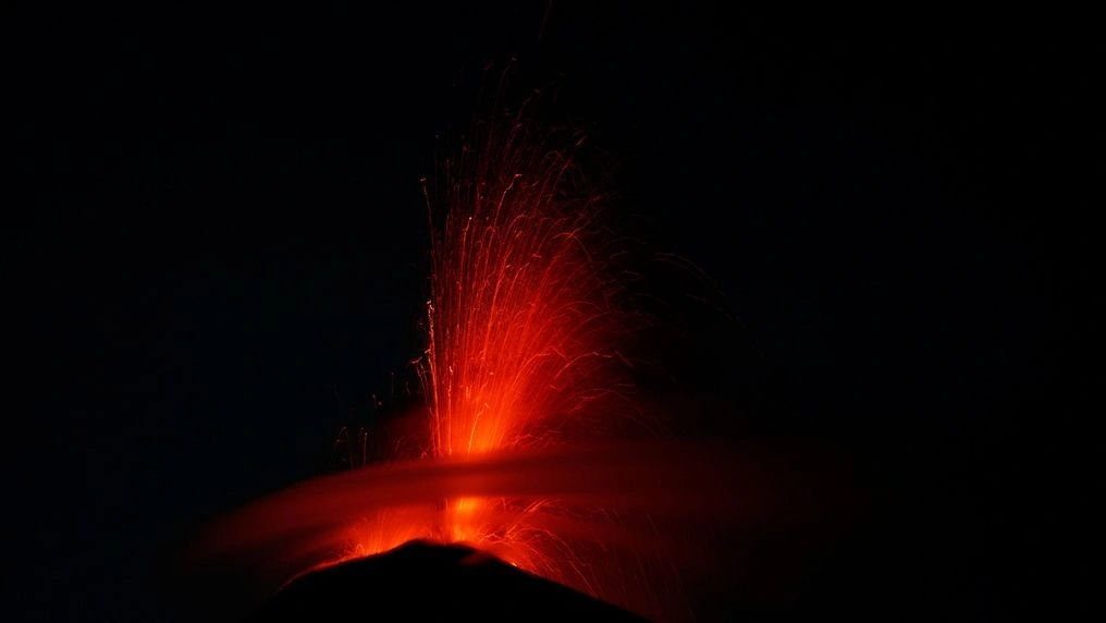 video-momentet-e-shperthimit-te-vullkanit-sakurajima-anulohen-fluturimet-ne-japoni-per-shkak-te-hirit