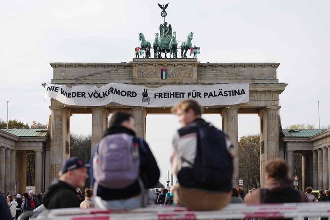 Aktivistët pro palestinezë përdorin ashensorin për t u ngjitur në Portën e Brandenburgut të Berlinit