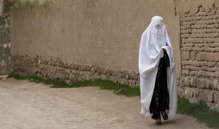  Pa burka nuk ka kujdes shëndetësor   Talebanët shtrëngojnë sërish rregullat  gratë afgane nuk lejohen të hyjnë në spital pa veshjen e veçantë
