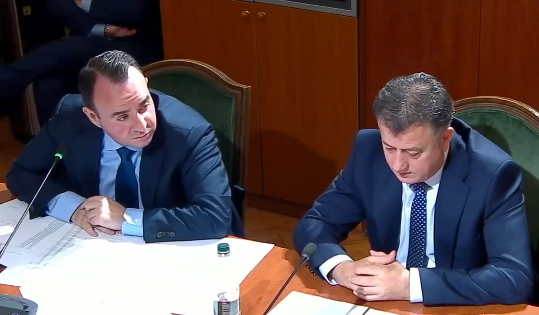 “KAYO, shoqëri e përfshirë në afera korruptive”, Balliu përplaset me Vëngun në komision: I jepen tendera me firmën e Ballukut