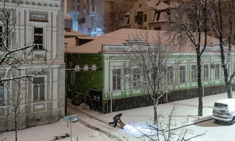 Rusia sulme stragjike mbi infrastrukturën energjetike  familjet ukrainase bëjnë plane mbijetese për një dimër pa drita e ngroh   