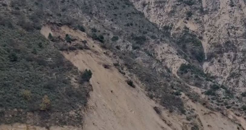 Rrëshqitje dheu nga moti i keq  Fshati në Gjirokastër prej 5 ditësh i bllokuar  banorët kërkojnë ndërhyrje urgjente  VIDEO 