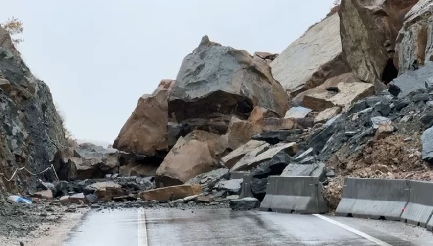 video-rruga-e-florinjte-qukes-qafe-plloce-aksi-qe-kushtoi-260-mln-euro-peson-shembje-arrsh-fajeson-motin