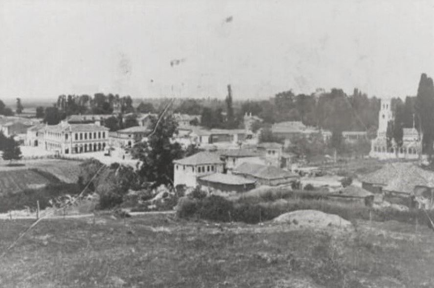 kur-une-me-sulo-tragjasin-ecnim-ne-krah-te-njeri-tjetrit-kasem-trebeshina-disa-hapa-prapa-nesh-e-qelloi-ne-koke-dhe-sulo-u