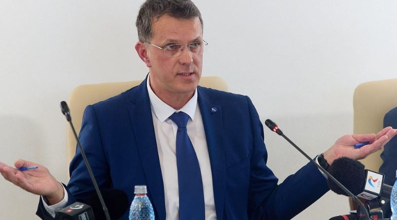 Gënjeu në CV  jep dorëheqjen ministri rumun i Mbrojtjes  E përpilova me nxitim bazuar në një model të gjetur në internet