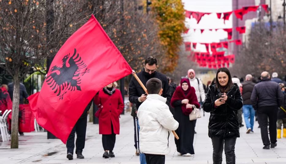 FOTOLAJM  Ditën e Flamurit kombëtar shqiptar  Prishtina  vishet  kuq e zi 