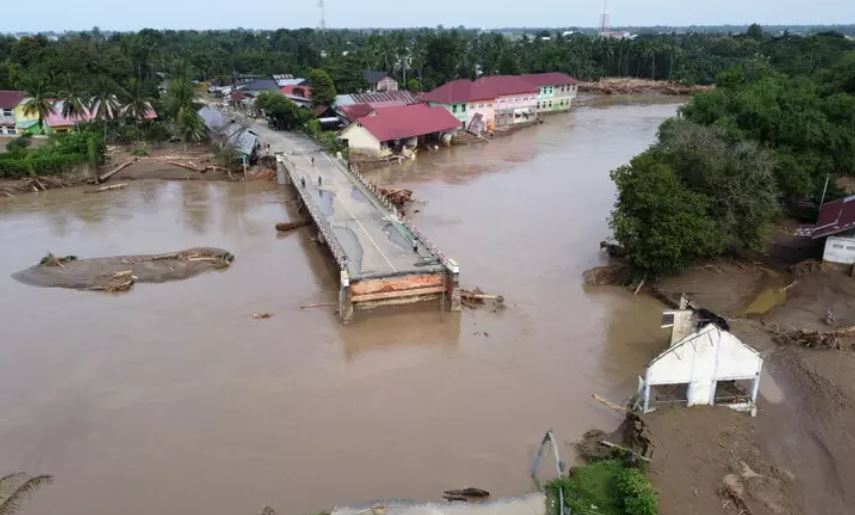 Përmbytjet në Sri Lanka dhe Indonezi  mbi 320 persona humbin jetën  qindra të tjerë ende të zhdukur