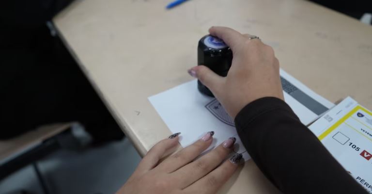 Zgjedhjet e balotazhit në Kosovë  KQZ  Mbi 6 për qind votuan deri në orën 11 00