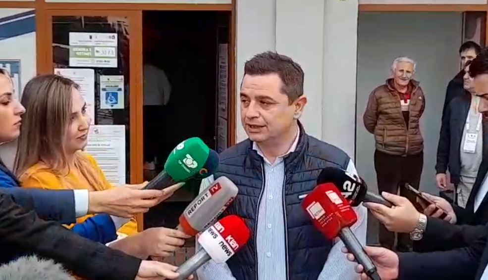 Zgjedhjet e pjesshme lokale  Voton kandidati i PS për Beratin  Ervin Ceca  E rëndësishme që qytetarët të shprehin vullnetin  Ja parashikimi për rezultatin