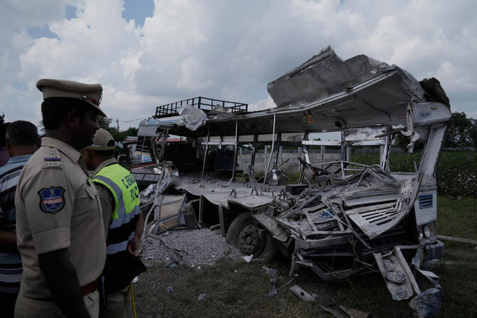 Kamioni Përplaset Me Autobusin