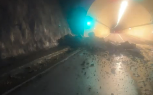 VIDEO  Pas shembjes në Qukës Qafë Plloçë  masivi i gurëve bie edhe te tuneli i Kardhiqit  bllokohet rruga