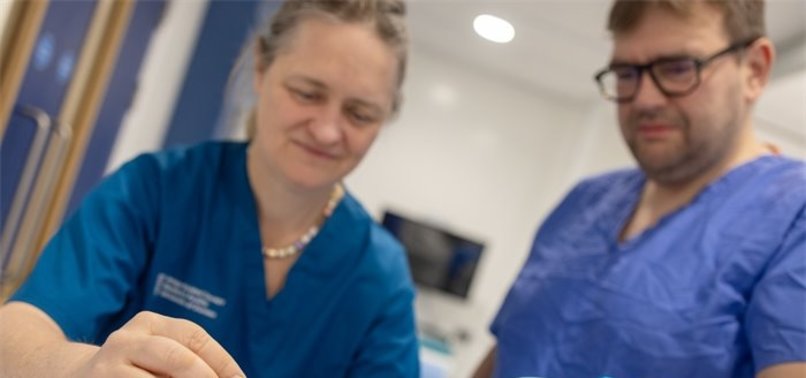 Kirurgët kryejnë operacionin e parë në botë për goditje në tru nga distanca duke përdorur robot