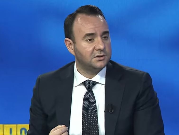  Regjimet nuk rrëzohet me  të lutem ik    Balliu  Vetëm pas 4 muajve nga zgjedhjet  PS ka humbur 14 800 vota në Vl   