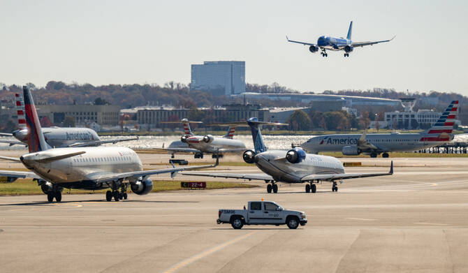 Linjat ajrore amerikane anulojnë 1 200 fluturime të martën ndërsa mbyllja vazhdon