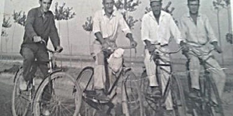 Nga E Djathta Hysni Azis Biçaku … Në Të Majtë Genc Muharrem Bajraktari Në Vitet E Internimit Savërlushnje 750x375