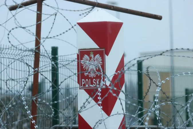 Polonia Fillon Ndërtimin E Gardhit