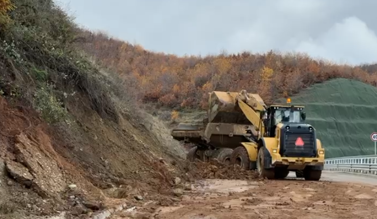 VIDEO  Kushtoi 260 mln euro  rrëshqitje masive dheu në aksin Qukës Qafë Plloçë  bllokohet njëra prej korsive