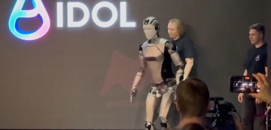 video-rusia-deshton-me-robotin-e-pare-humanoid-ja-momenti-kur-rrezohet-pergjate-debutimit